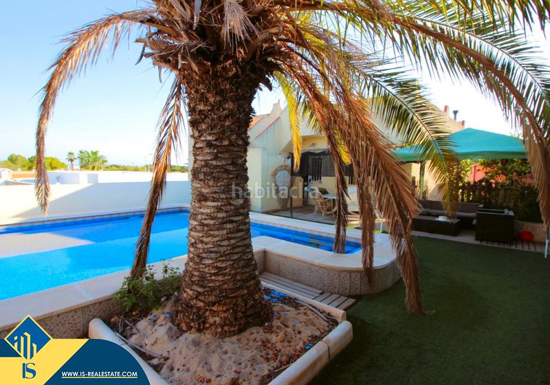 Foto 245cbc25-5246-40cd-b77b-128d8b8c976c. Chalet with fireplace heating parking pool in La Florida Orihuela