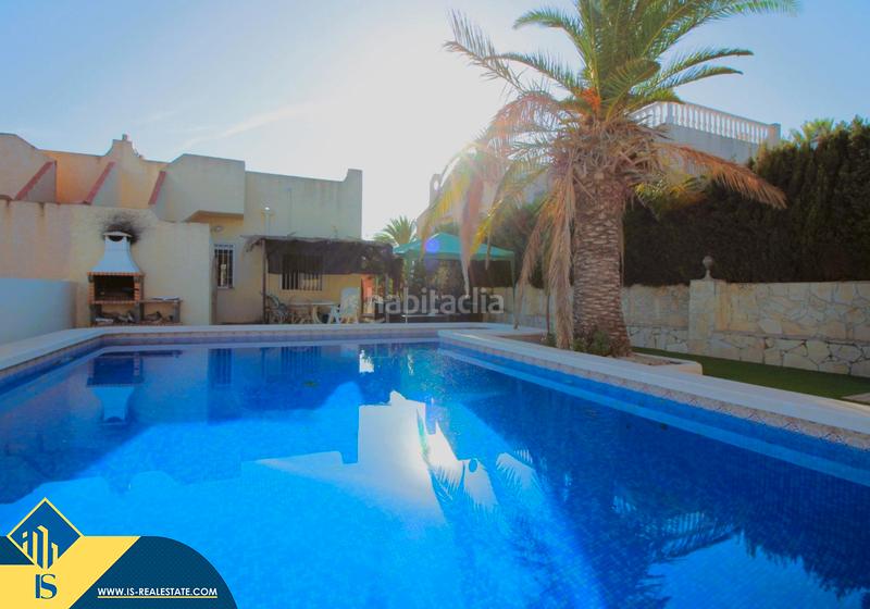 Foto 6a1a3fff-de96-4e2f-ab9d-4294213bb88f. Chalet with fireplace heating parking pool in La Florida Orihuela