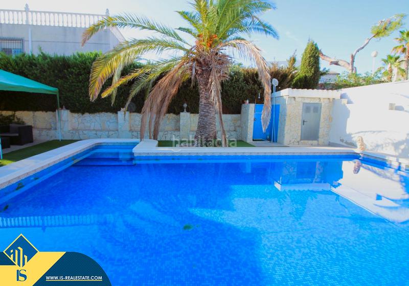 Foto d4ccb4ce-9d86-4f57-8b88-fcdb28aa612a. Chalet with fireplace heating parking pool in La Florida Orihuela