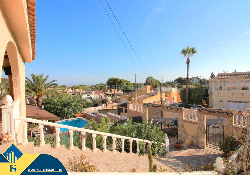 Foto f11e8ca0-e458-4b66-ad24-4afd5d704c8e. Chalet with fireplace heating parking pool in La Florida Orihuela