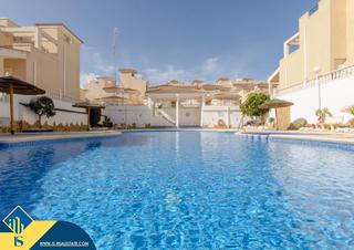 Casa en San Miguel de Salinas. Casas con piscina comunitaria en construcción en orihuela costa,