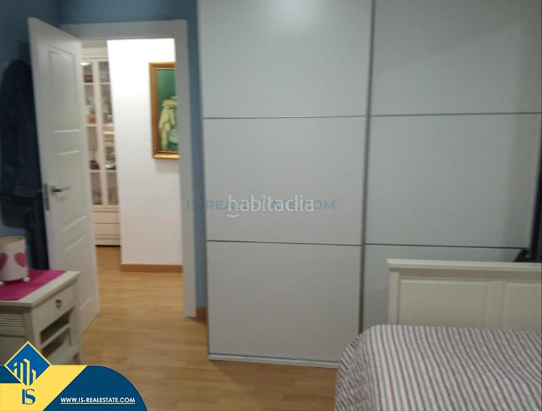 Foto 8d30afe8-4c01-43b0-ad2f-cd3ea144af90. Piso apartamento con balcón , provincia . 4 habitaciones | 138 m² | 1 kilómetro del mar en Alicante