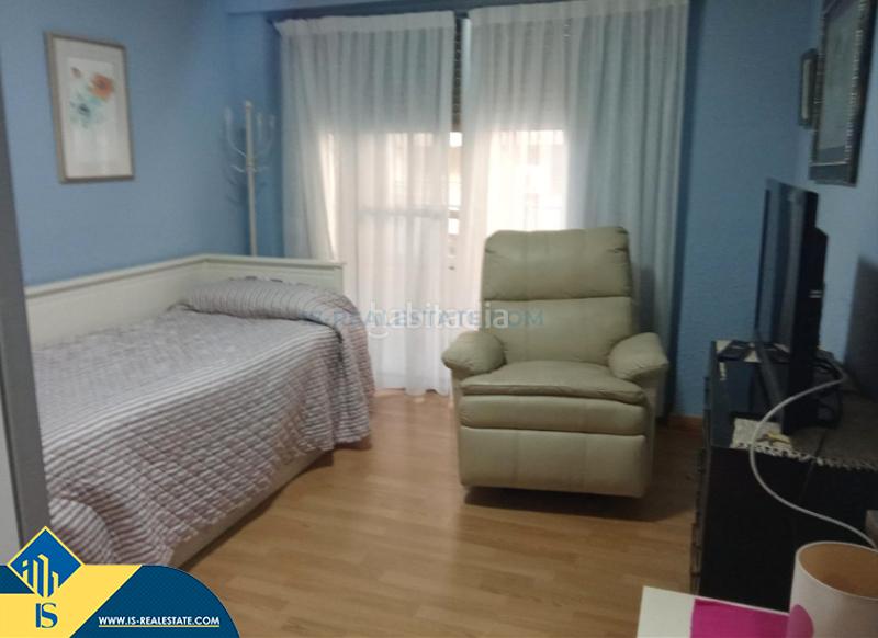 Foto fc6c42f2-46bc-492a-a9fc-b10c9bbb866f. Piso apartamento con balcón , provincia . 4 habitaciones | 138 m² | 1 kilómetro del mar en Alicante