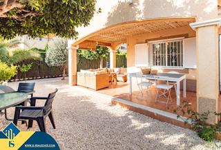 Haus in Mil Palmeras. Villa con piscina compartida en orihuela costa, provincia de ali