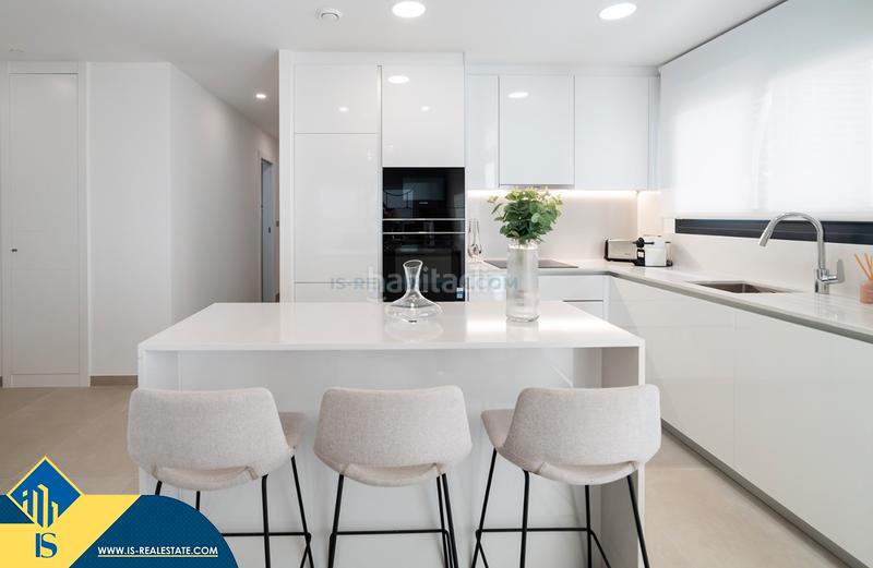 Foto c1aa7332-a3bd-4c0b-9f0c-82674470fb9c. Apartament amb aparcament piscina a Playa Poniente Benidorm