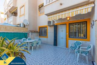 House in Torreblanca. Bungalow con piscina compartida en torrevieja, provincia de alic
