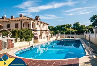Casa a Los Balcones-Los Altos. Casa con piscina compartida en torrevieja, provincia de alicante