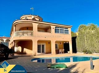 Chalet à Playa de los Náufragos. Chalet con piscina privada, en la provincia de alicante, en la l