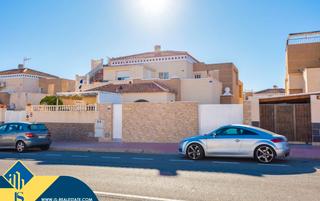 Maison jumelée à Aguas Nuevas. Casa reformada con piscina comunitaria en torrevieja, provincia