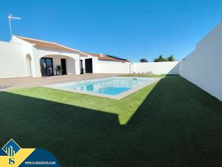 Chalet à Los Balcones-Los Altos. Chalet reformado con piscina privada en la provincia de alicante