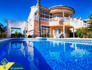 Haus in La Florida. Villa con piscina privada en orihuela costa, provincia de alican