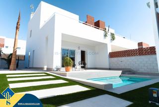 Haus in Pilar de la Horadada Ciudad. Villa con piscina privada en orihuela costa, provincia de alican