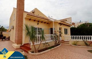 Chalet à La Zenia. Villa con piscina privada en orihuela costa, provincia de alican