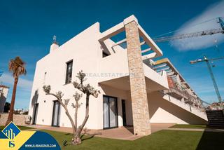 Haus in Pilar de la Horadada Ciudad. Casas con piscina comunitaria en construcción en orihuela costa,