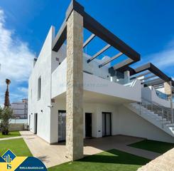 Maison à Pilar de la Horadada Ciudad. Casas con piscina comunitaria en construcción en orihuela costa,