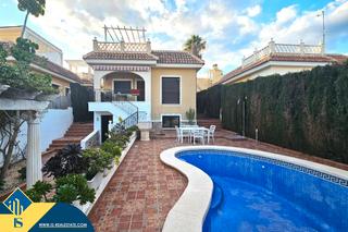 Chalet en Rojales. Chalet con piscina privada, en la provincia de alicante, en roja