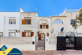 Maison jumelée à Nueva Torrevieja. Casa con piscina compartida en torrevieja, provincia de alicante