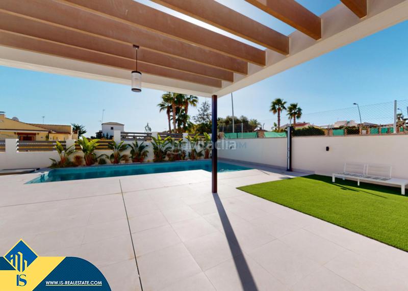 Foto d3dfd283-ed5e-4d4e-bd81-7d72e802cf2e. Xalet amb aparcament piscina a Lomas de Cabo Roig - Los Dolses Orihuela