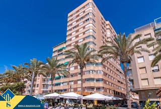 Apartamento en Las Piscinas Naturales. Apartamento reformado con terraza en torrevieja, provincia de al