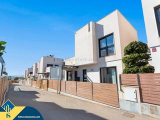Xalet a Parque Acuático - Sector 25. Chalet con piscina privada en torrevieja, provincia de alicante.