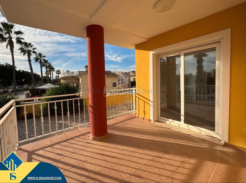 Foto 2b884e7a-08e7-4ed0-9783-ad67194f097d. Xalet amb aparcament piscina a El Raso Guardamar del Segura