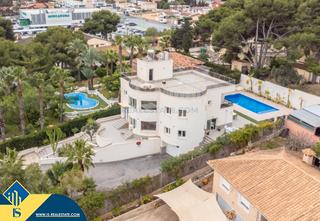 Chalet à Los Balcones-Los Altos. Chalet con piscina privada, en la provincia de alicante, en la l