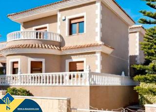Chalet à Los Balcones-Los Altos. Chalet con piscina privada, en la provincia de alicante, en la l
