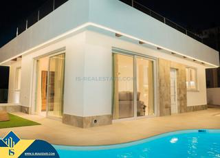 Chalet en Rojales. Casas con piscina privada para construir en la provincia de alic