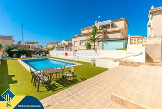 Xalet a San Miguel de Salinas. Villa con piscina compartida en orihuela costa, provincia de ali