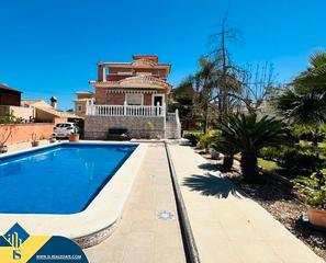 Chalet à Los Balcones-Los Altos. Chalet con piscina privada, en la provincia de alicante, en la l