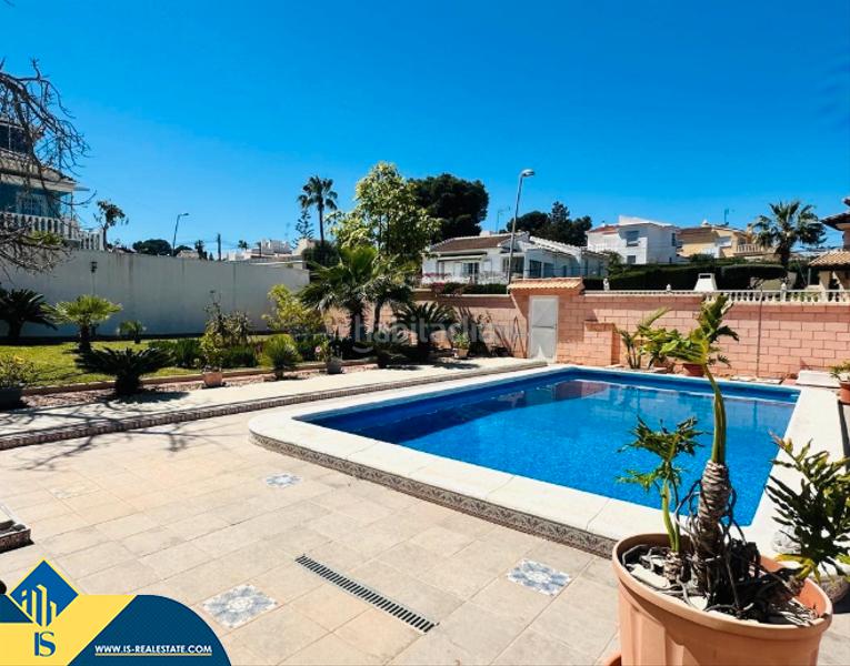 Foto 3c0bc5f6-baf3-4eb2-a2de-8a76195231a6. Chalet mit parking pool in Los Balcones-Los Altos Torrevieja