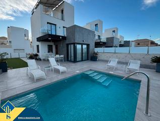 Chalet à Los Balcones-Los Altos. Chalet con piscina privada, en la provincia de alicante, en la l