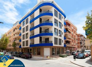 Piso en Las Piscinas Naturales. Apartamento con piscina compartida, en la provincia de alicante,