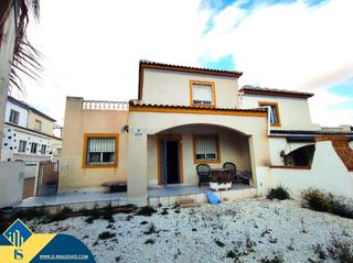 Maison jumelée à Los Balcones-Los Altos. Casa con piscina compartida, en la provincia de alicante, en la