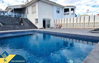 Chalet à Los Balcones-Los Altos. Chalet con piscina privada, en la provincia de alicante, en la l