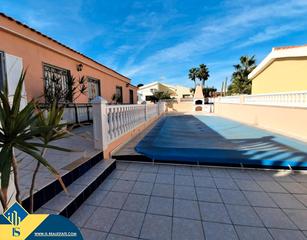 Chalet à Zona Playa de los Locos. Chalet con piscina privada, en la provincia de alicante, en la l