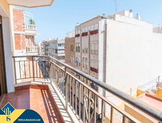 Piso en Las Piscinas Naturales. Apartamento con balcón en la provincia de alicante, en torreviej