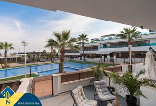 Apartment in Los Balcones-Los Altos. Apartamento reformado con piscina compartida en la provincia de