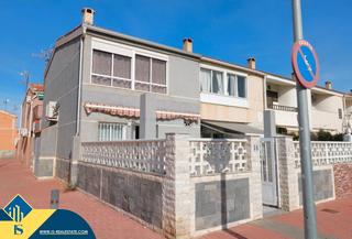 Maison jumelée à Playa de los Náufragos. Casa con jardín, en la provincia de alicante, en la localidad de