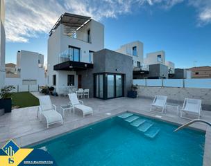 Chalet à Los Balcones-Los Altos. Chalet con piscina privada, en la provincia de alicante, en la l