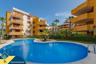 Penthouse in Punta Prima. Ático con piscina compartida en la provincia de alicante, en la