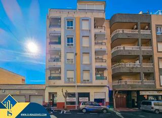 Apartment in Parque de las Naciones. Apartamento con piscina compartida en torrevieja, provincia de a