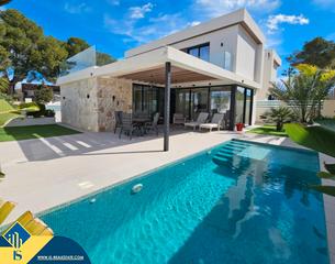 Chalet à Los Balcones-Los Altos. Chalet con piscina privada, en la provincia de alicante, en la l