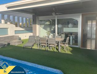 Chalet in Mil Palmeras. Villa con piscina privada en orihuela costa, provincia de alican