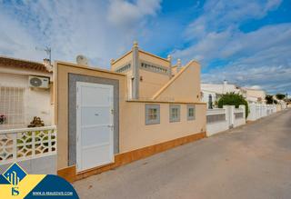 Casa adosada en Zona Carrefour - Urbanizaciones. Casa reformada con piscina comunitaria, en la provincia de alica