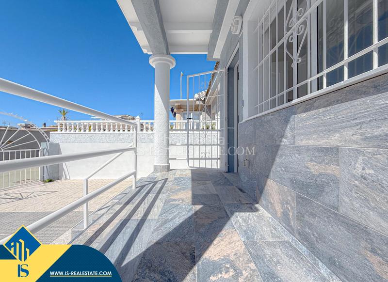 Foto c8d647c9-6f2e-4aba-8e2e-1251fad9f8f8. Chalet con riscaldamento parcheggio in Zona Carrefour - Urbanizaciones Torrevieja