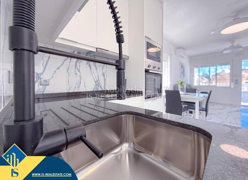 Foto d549144a-cf19-4bf7-a57a-03fb71a59aef. Chalet con riscaldamento parcheggio in Zona Carrefour - Urbanizaciones Torrevieja