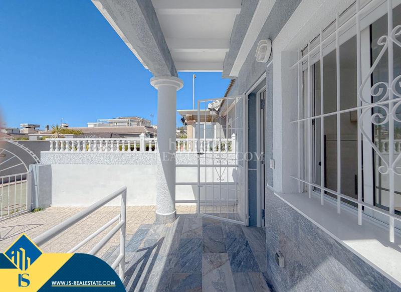 Foto f139f90e-4ce1-4c5f-9b10-d2f26520f518. Chalet con riscaldamento parcheggio in Zona Carrefour - Urbanizaciones Torrevieja