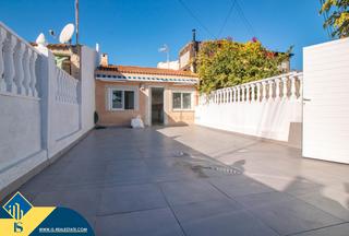 Maison jumelée à Zona Carrefour - Urbanizaciones. Casa reformada con terraza, en la provincia de alicante, en la l