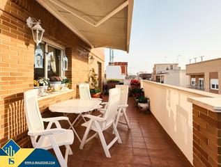 Attique à Centro - Muelle Pesquero. Ático reformado con terraza, en la provincia de alicante, en la